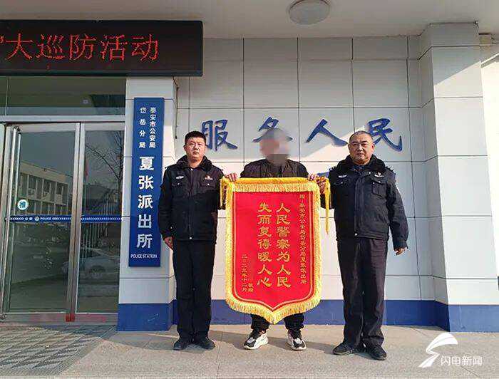 泰安：骆驼深夜漫步街头 民警化身“牧驼人”