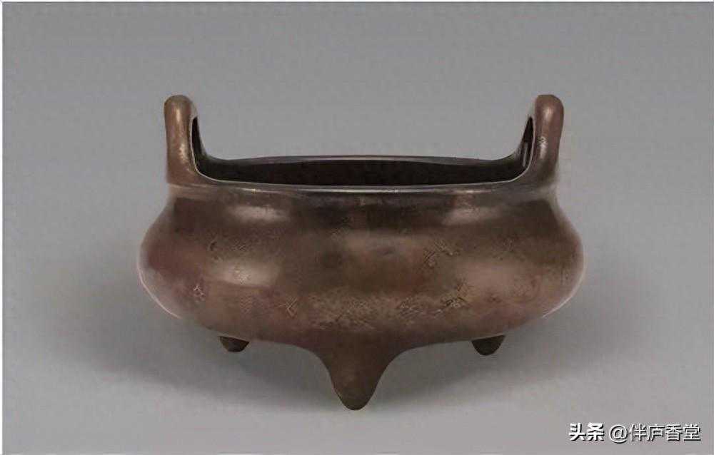 收藏铜炉最大的乐趣，莫过于盘养