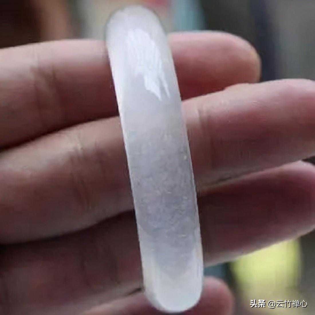 石英岩玉与和田玉是一样的吗？