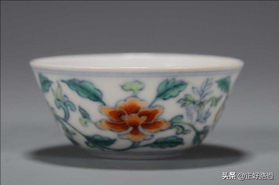 雍正 （官窑）斗彩花卉纹卧足杯