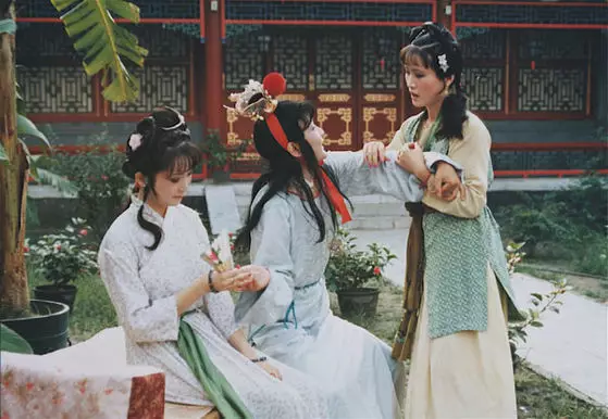 把玩、收藏、送礼、指点江山，曾风靡一时的折扇竟是舶来品？