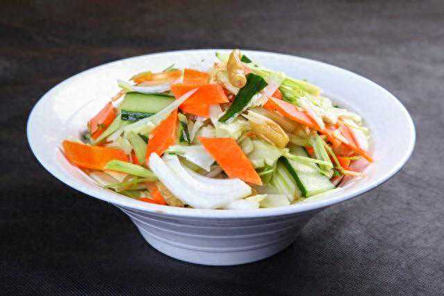 从一盘简单的“凉拌素拼”学习更多凉拌菜的技巧，建议收藏